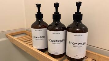 Articles de toilette gratuits, sĂšche-cheveux, serviettes fournies