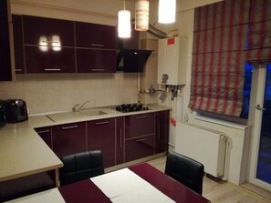 فرن، غسالة أطباق، ماكينة لصنع الإسبريسو، ماكينة لصنع القهوة/الشاي