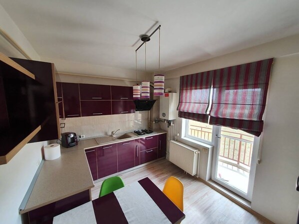 فرن، غسالة أطباق، ماكينة لصنع الإسبريسو، ماكينة لصنع القهوة/الشاي