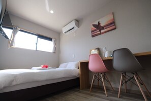 1 室のベッドルーム、デスク、WiFi (無料)、ベッドシーツ