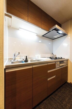 Fridge, microwave, stovetop, cookware/dishes/utensils
