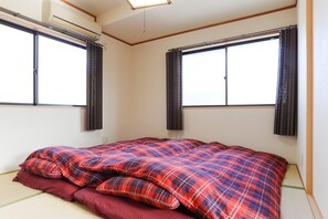 2 habitaciones, escritorio, tabla de planchar con plancha y wifi gratis 