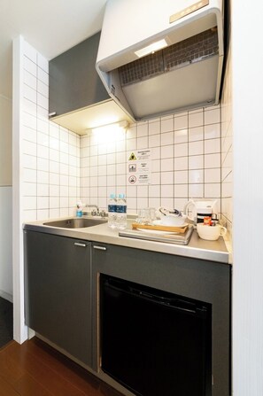 Geladeira, micro-ondas, cooktop, talheres/pratos/utensílios de cozinha