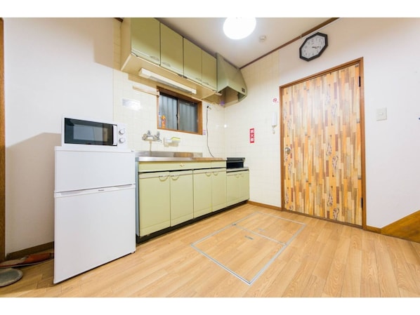 Fridge, microwave, stovetop, cookware/dishes/utensils