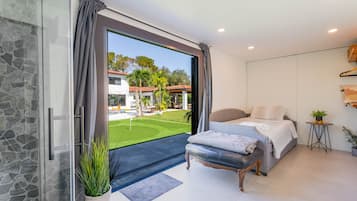 5 bedrooms, in-room safe, desk, iron/ironing board