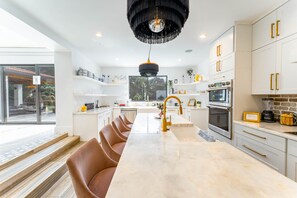 Fridge, microwave, oven, stovetop - Luxury Villa W/ Pool, Concierge, Yacht and Chef Services! (Miami)