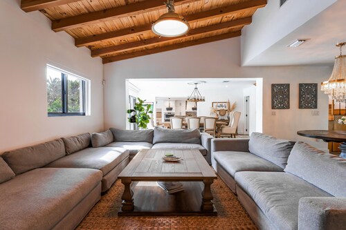 Luxury Villa W/ Pool, Concierge, Yacht and Chef Services!