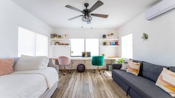 5 室のベッドルーム、セーフティボックス (室内)、デスク、アイロン / アイロン台