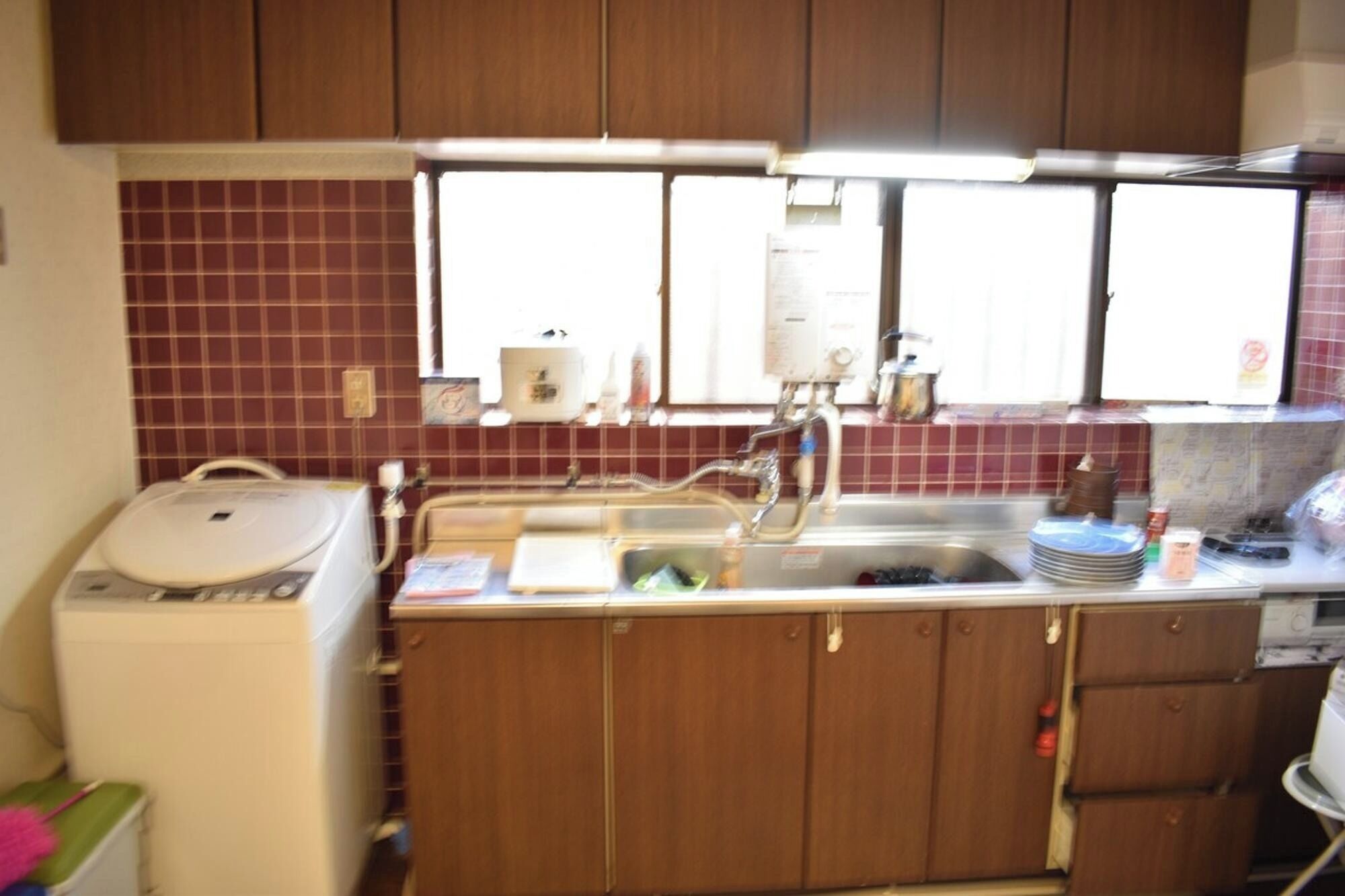 Fridge, microwave, stovetop, cookware/dishes/utensils