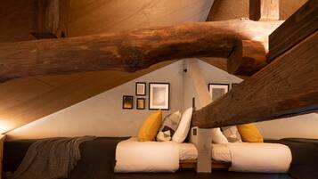 5 bedrooms, desk, free WiFi, bed sheets