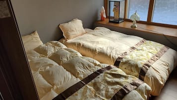 4 bedrooms, desk, iron/ironing board, free WiFi