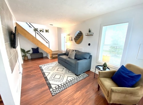 Charming and Cozy Lansing Loft Home