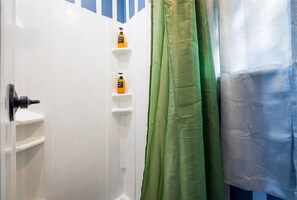 Shower, hair dryer, towels, soap - Restored 1930’s Tiny Home 3 min to Cape Charles (Cape Charles)