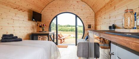 2 makuuhuonetta, yksilöllisesti sisustettu, yksilöllisesti kalustettu