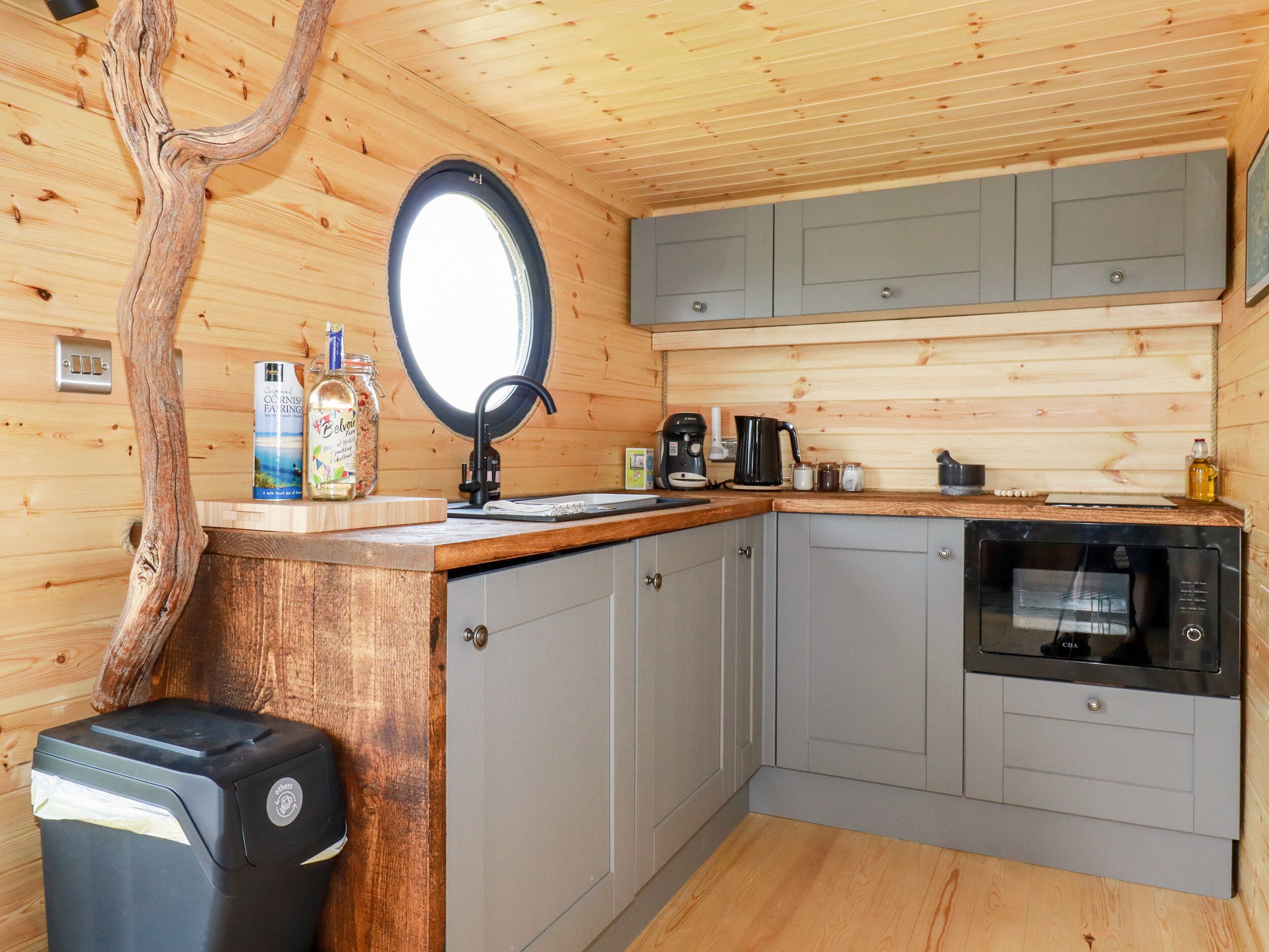 Buzdolabı, elektrikli su ısıtıcısı, ekmek kızartma makinesi 