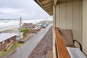 Property grounds - Lovely Oceanfront Condo -Top Floor - Pet Friendly! (Lincoln City)