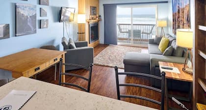 Lovely Oceanfront Condo -Top Floor - Pet Friendly!