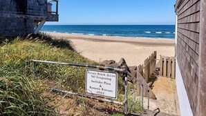 Schild für Strandzugang, Kennzeichnung privater Strandabschnitt, Betreten verboten. Surftides Plaza, romantische Rückzugsorte.