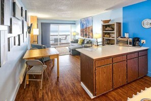 TV, fireplace, DVD player, ping pong - Lovely Oceanfront Condo -Top Floor - Pet Friendly! (Lincoln City)
