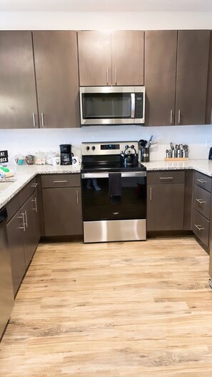 Kylskåp, mikrovågsugn, ugn och spishäll