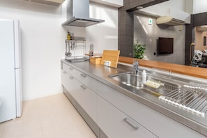 冷蔵庫、電子レンジ、コンロ、調理器具と食器