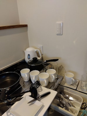 冰箱、微波炉、炉灶、厨具/餐具