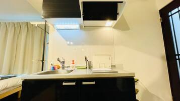 Frigorífico, microondas y utensilios de cocina