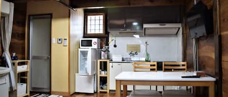 Refrigerador, microondas, parrilla de estufa y utensilios de cocina