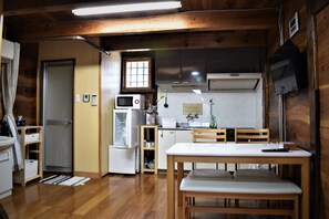 Réfrigérateur, micro-ondes, plaque de cuisson