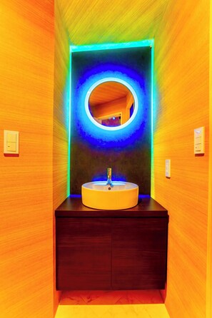 Een haardroger, handdoeken