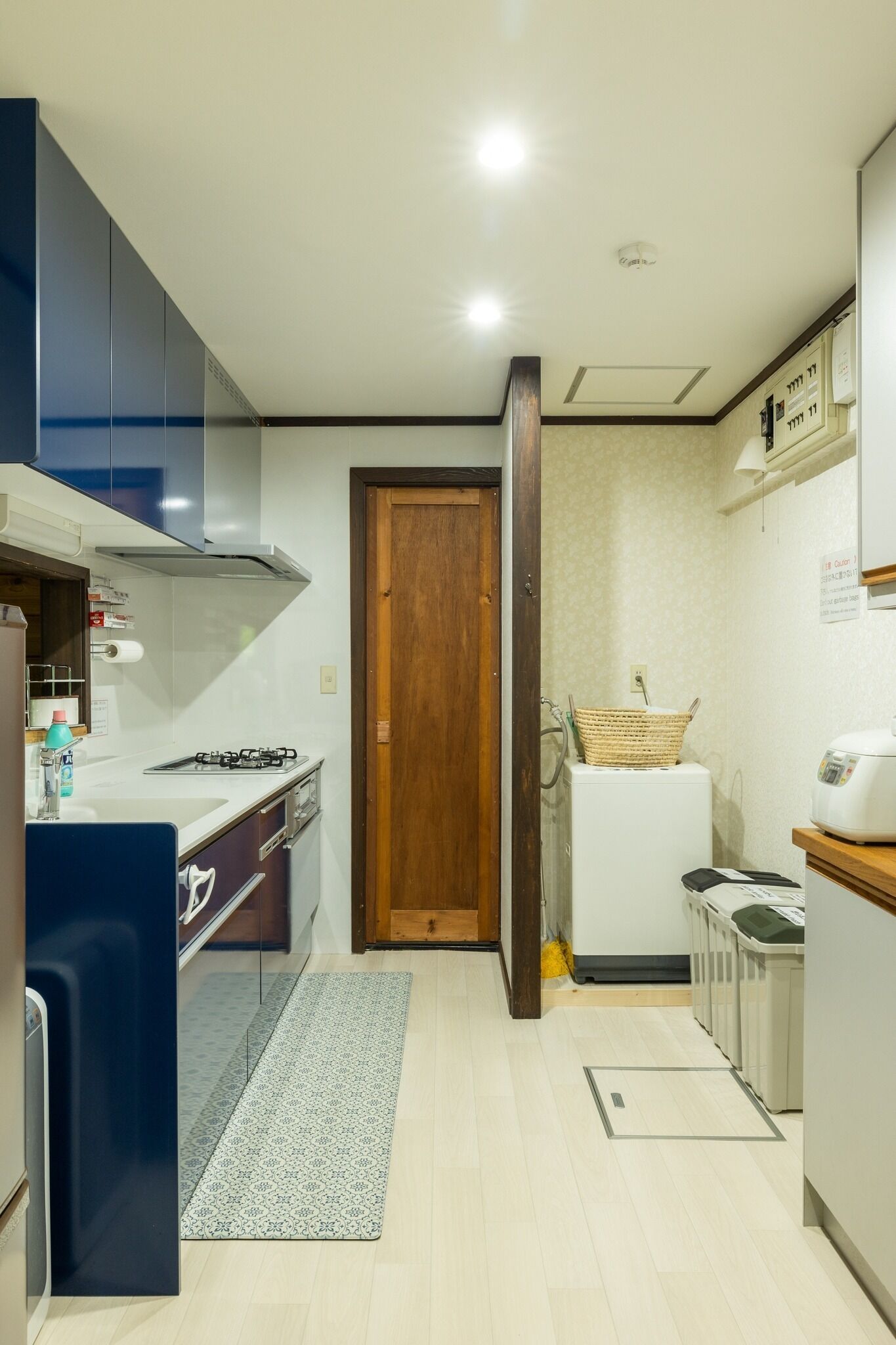 Kühlschrank, Mikrowelle, Herdplatte, Kochgeschirr/Geschirr/Besteck