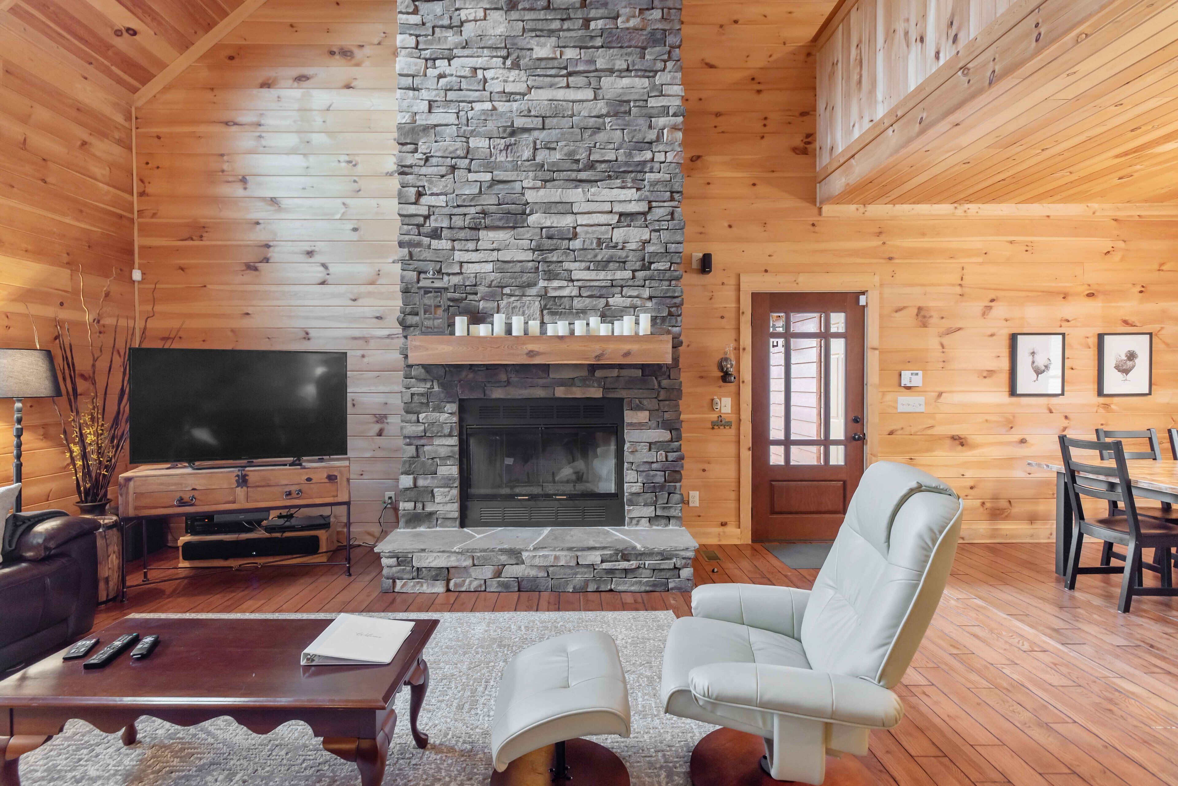 TV connectée, cheminée, livres