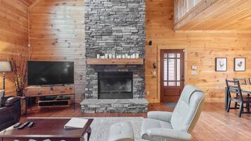 TV connectée, cheminée, livres