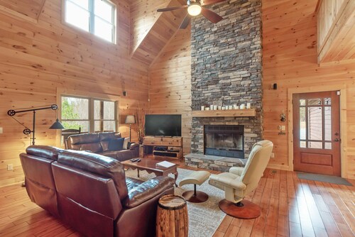 Cozy cabin with indoor fireplace