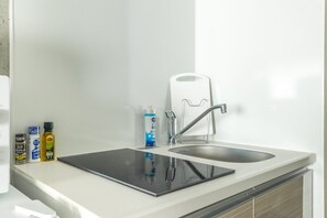 Refrigerador, microondas, tetera eléctrica y utensilios de cocina 