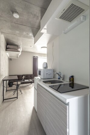 ثلاجة، ميكروويف، غلّاية كهربائية، مستلزمات طهي/أطباق/أوعية