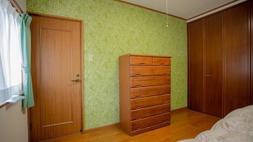 4 bedrooms, desk, free WiFi