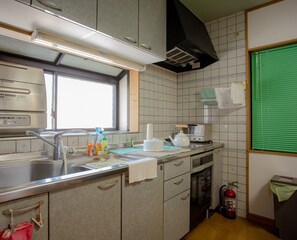 Geladeira, talheres/pratos/utensílios de cozinha
