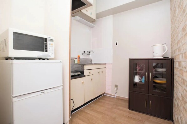 Fridge, microwave, stovetop, cookware/dishes/utensils