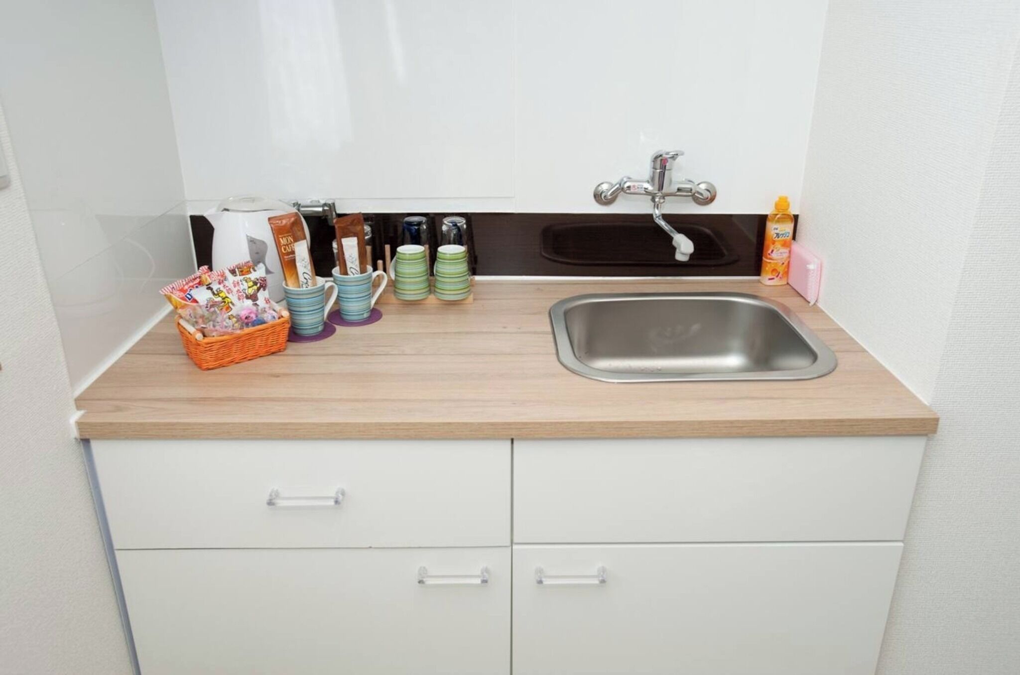 冷蔵庫、電子レンジ、コンロ、調理器具と食器