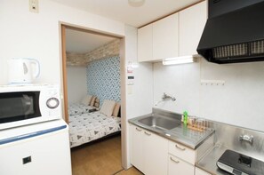 Kühlschrank, Mikrowelle, Herdplatte, Kochgeschirr/Geschirr/Besteck