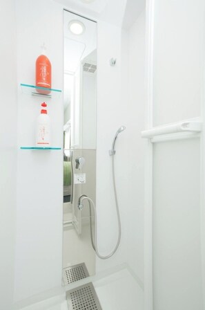 Sèche-cheveux, serviettes fournies