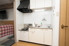 冷蔵庫、電子レンジ、コンロ、調理器具と食器