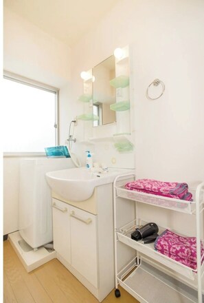 Secador de cabelo, toalhas de banho