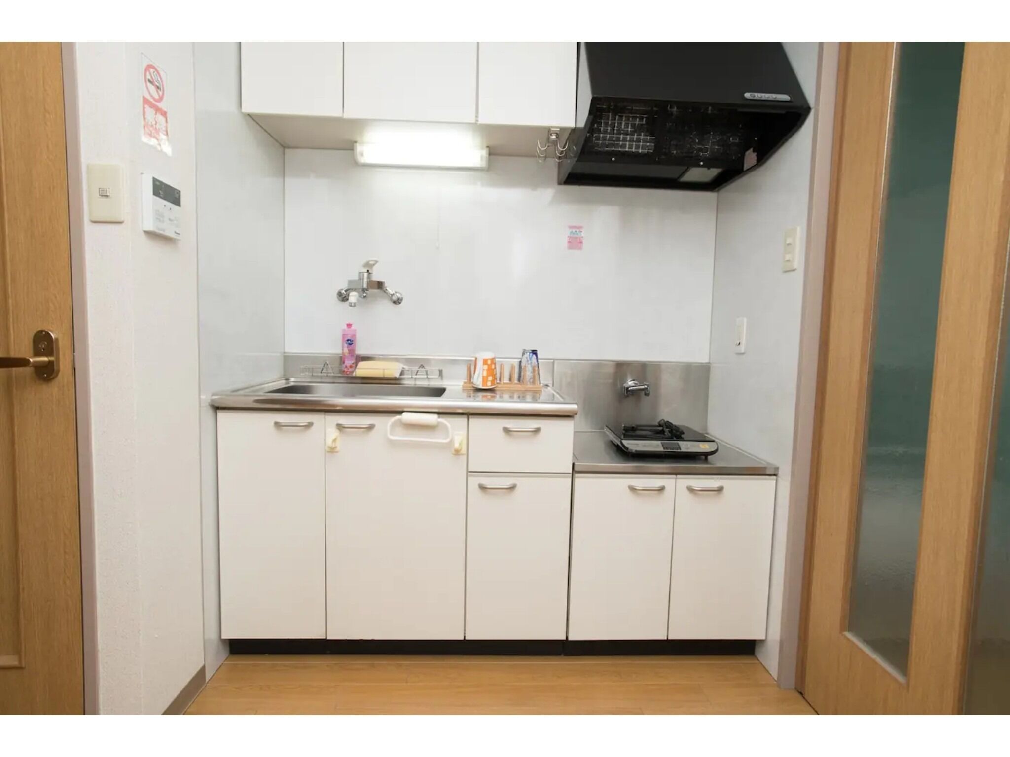 冷蔵庫、電子レンジ、コンロ、調理器具と食器