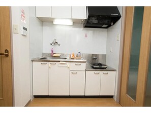 Kühlschrank, Mikrowelle, Herdplatte, Kochgeschirr/Geschirr/Besteck