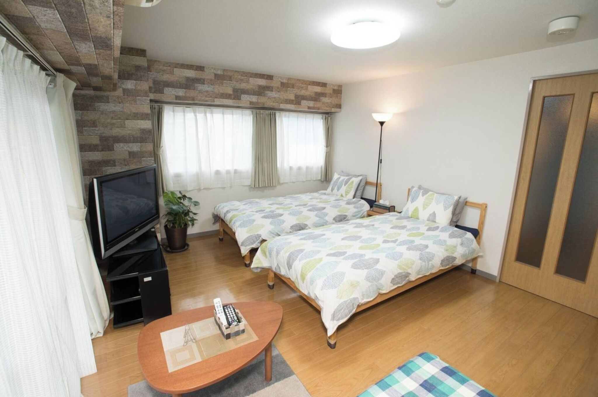 1 室のベッドルーム、デスク、アイロン / アイロン台、WiFi (無料)