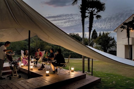 Outdoor dining. Glamp House DAISEN Garden / Yonago Tottori
