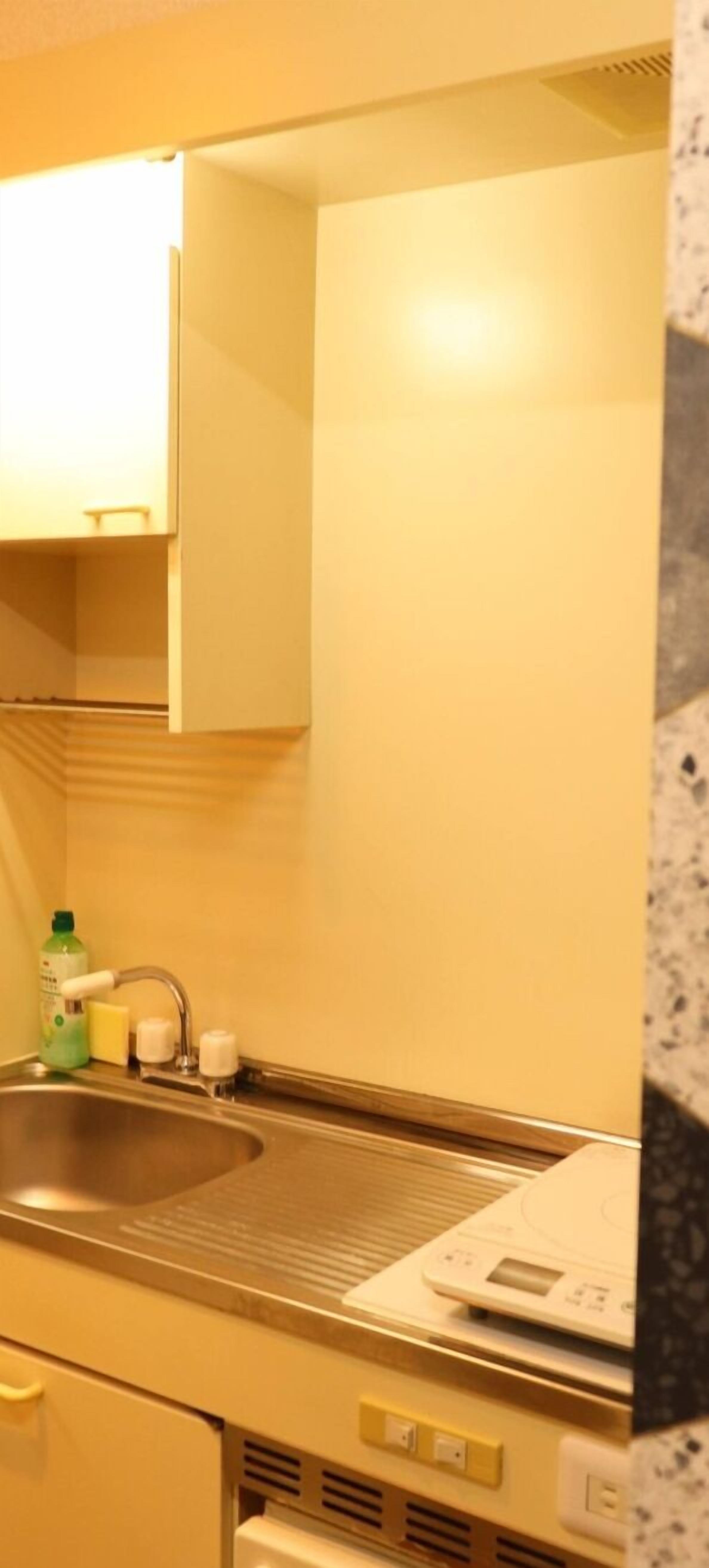 冷蔵庫、電子レンジ、コンロ、調理器具と食器