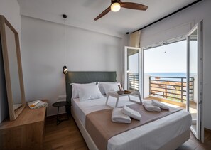 King Suite Sea View | First Floor | Premium bedding, individually decorated, blackout curtains - Aiora Suites (Polygyros)